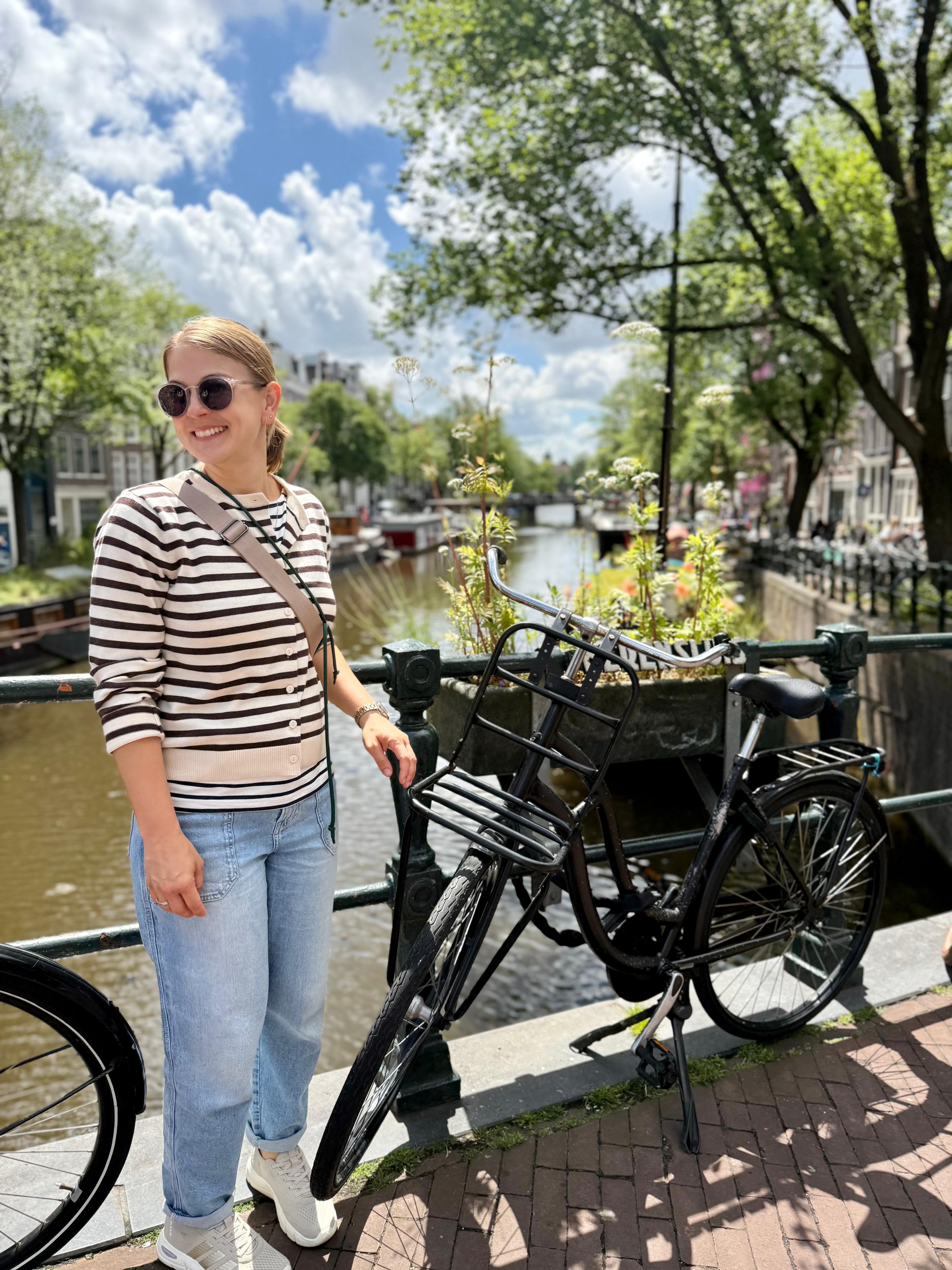 Janina an einer Gracht in Amsterdam